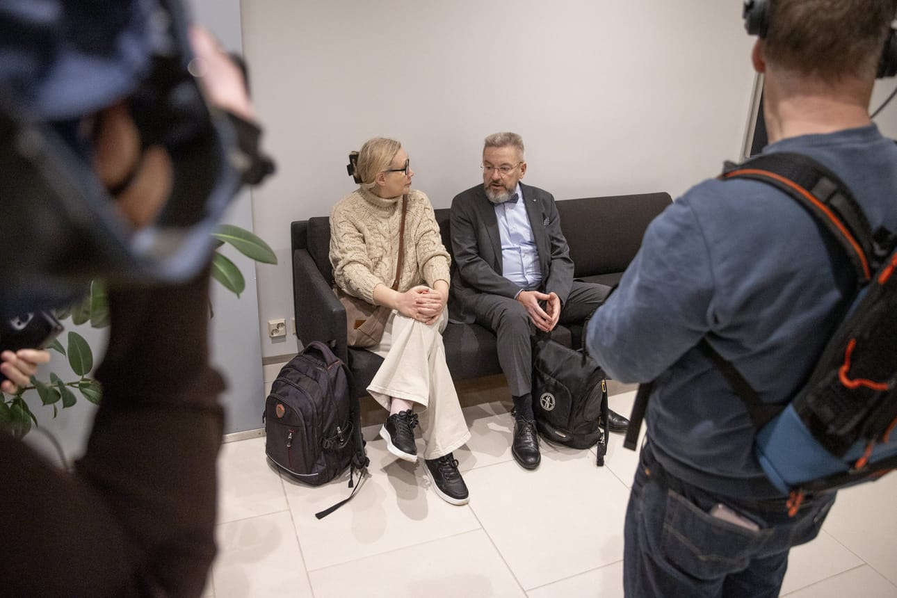 Anneli Auer ja Auerin asianajaja Markku Fredman Varsinais-Suomen käräjäoikeudessa Turussa 3. joulukuuta 2025.