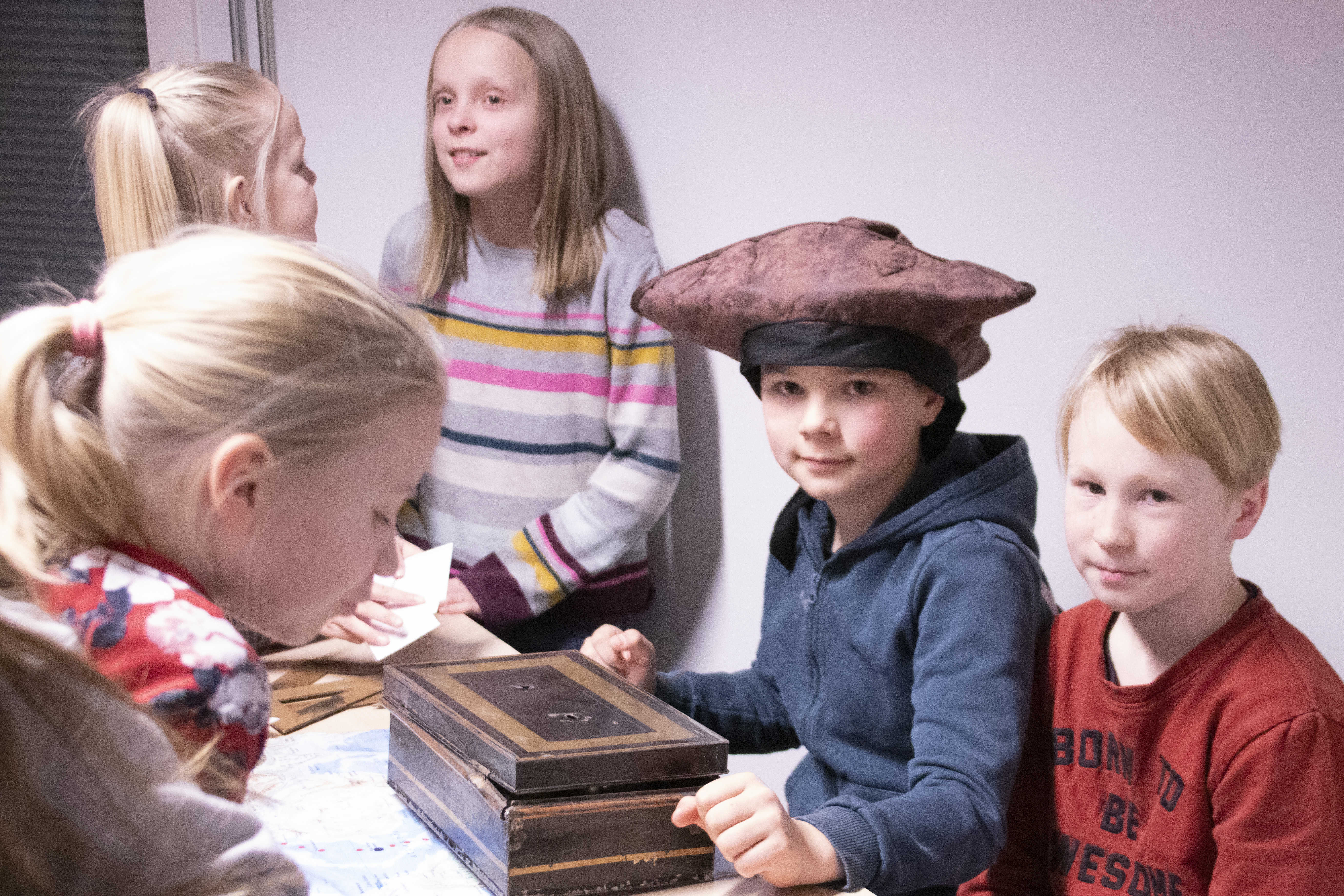 Laivan miehistö kokoontui hetkeksi luolasta löydetyn aarteen äärelle.