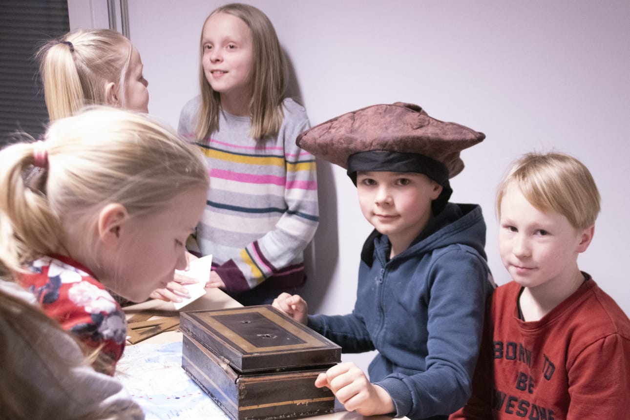 Laivan miehistö kokoontui hetkeksi luolasta löydetyn aarteen äärelle.