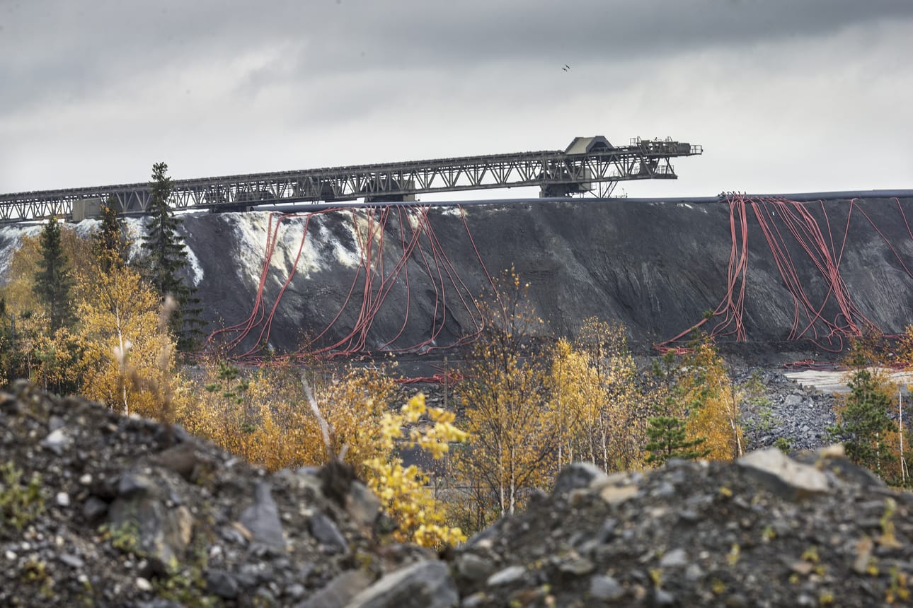 Aktivistit liikkuivat kaivosalueella vesinäytteitä ottamassa viime vuoden elokuussa.