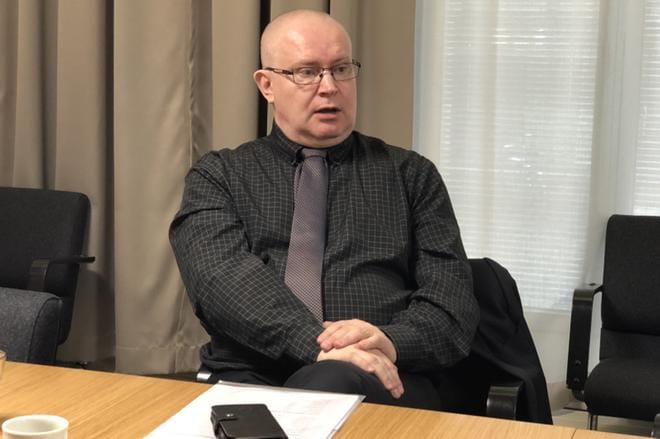 Työministeri Jari Lindströmin mukaan maahanmuuttajien työllistämisestä sijoittajien avulla on saatu hyviä kokemuksia muun muassa Fazerilla, jossa hän on käynyt siihen tutustumassa. KUVA: AKI TAPONEN