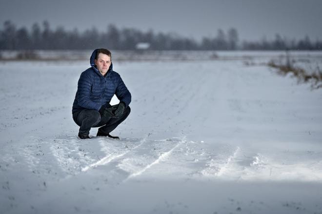 Peltoaukealla jokainen liikkuva moottorikelkka on pääsääntöisesti laittomasti liikenteessä. Lapualaisen Pauli Veikkolan sänkipellolla on moottorikelkalla taas kaasuteltu. KUVA: TOMI KOSONEN