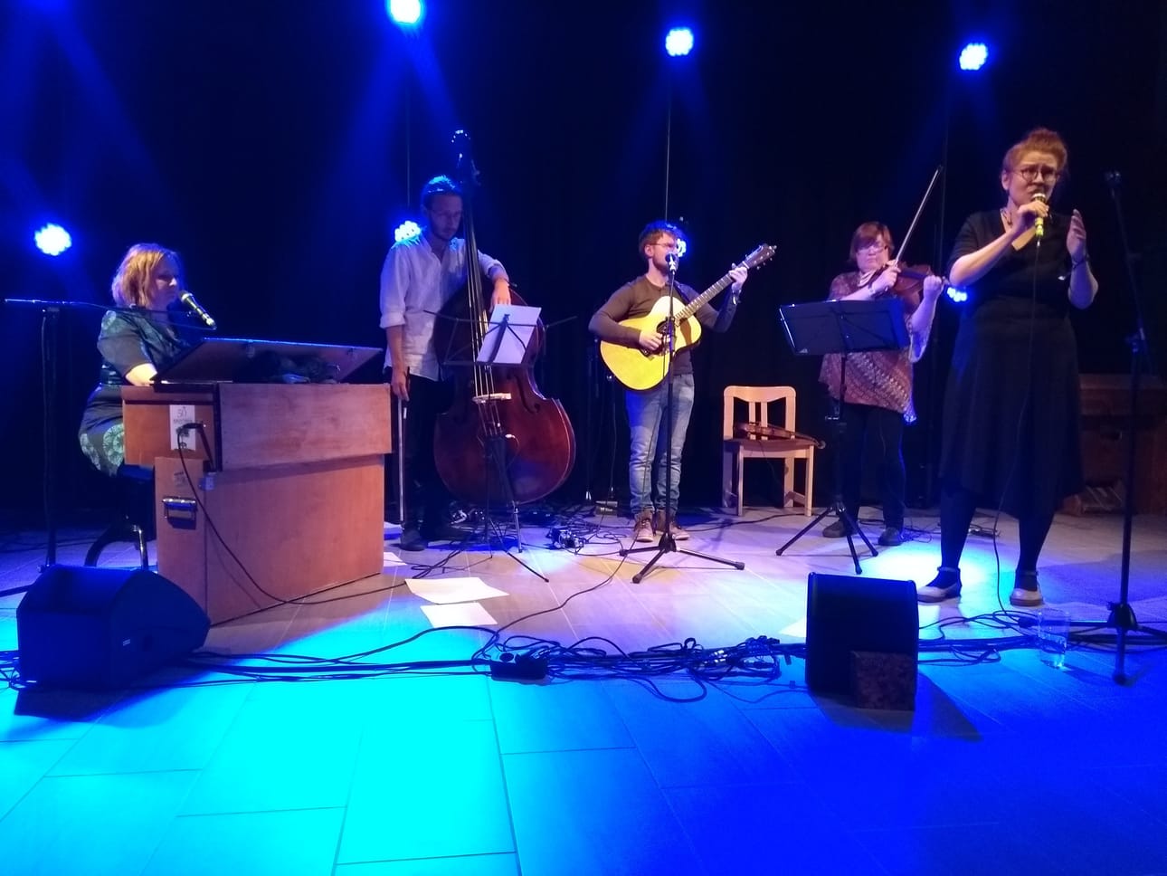 Oululaisessa Otrassa soittavat Heli Haapaniemi, harmoni, Heikki Saarenkunnas, basso, Lauri Marjakangas, kitara ja Jaana Herlevi, viulu ja alttoviulu. Laulusolisti on bändin perustaja Maarit Saarenkunnas.