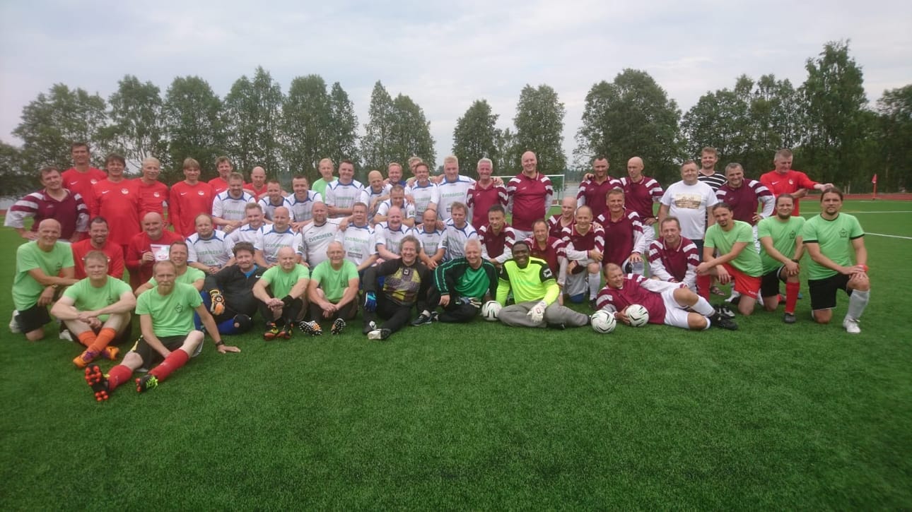 Evergreenin, Louhen, FC Kurenpoikien ja SC Baldhamin pelaajat kokoontuivat yhteiskuvaan.