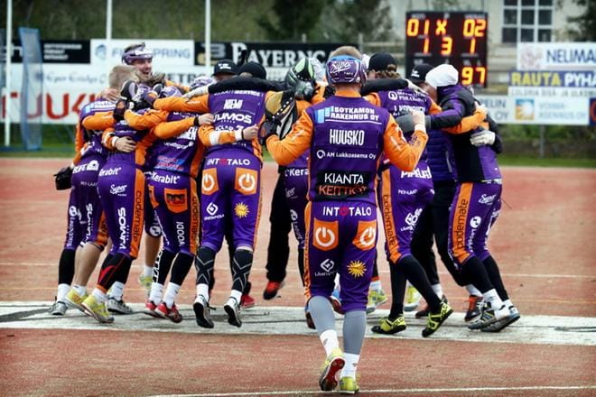 Pronssivääntö Saarikentällä päättyi Sotkamon juhlaan. KUVA: JOUKO HÄNNINEN