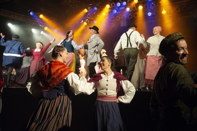 Owla ja kadonnut walkia esitettiin kesäkuun alussa Tampereella Pispalan sottiisi -kansantanssifestivaalilla. Se keräsi täyden katsomon. KUVA: Petri Kivinen / Pispalan sottiisi