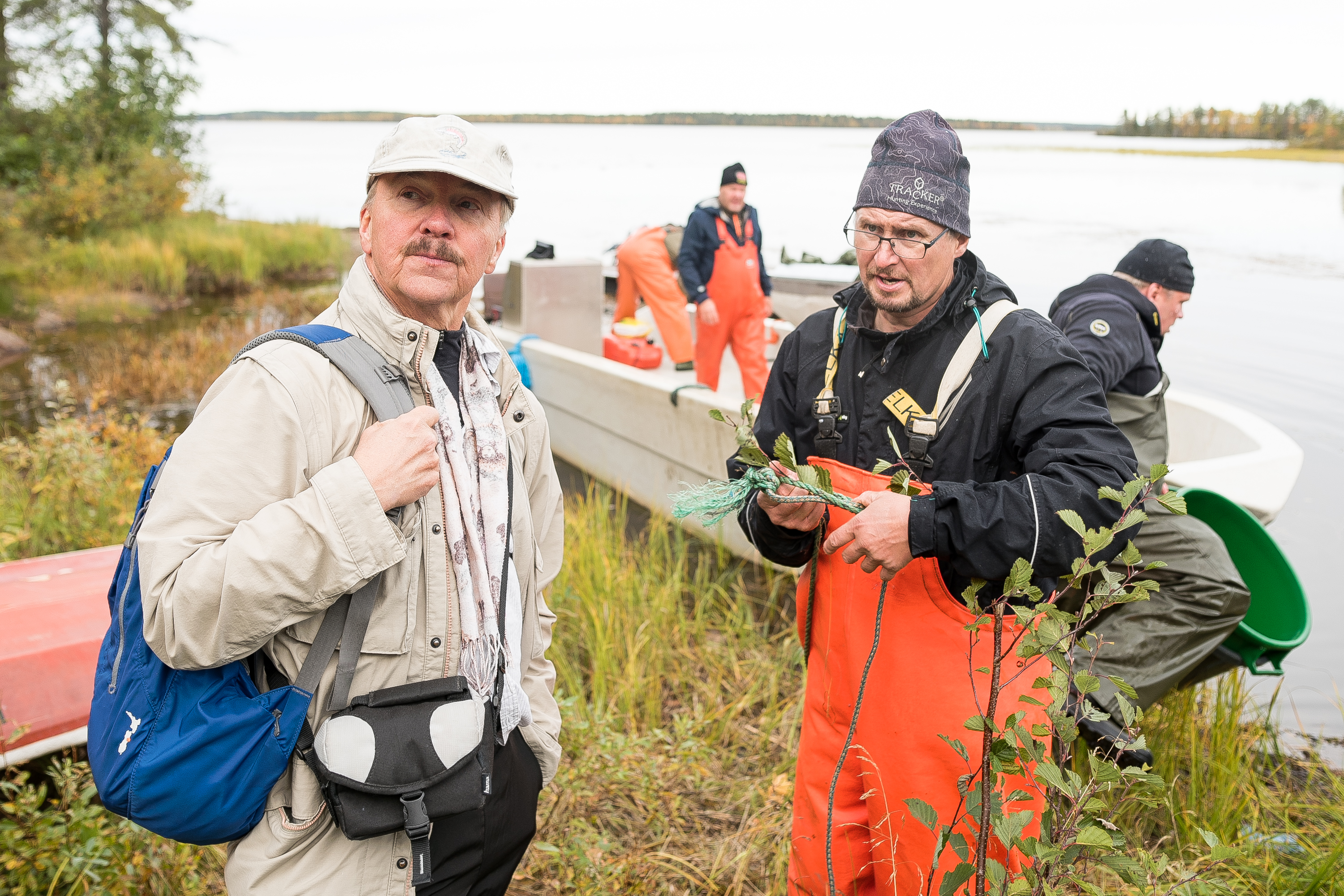 Petri Suuronen (vas.) ja Juha Korhonen kävivät särjen pyynnissä Kuusamojärvellä keskiviikkkona.
