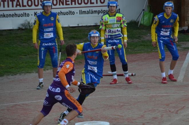 Kitron stadionilla nuorten Superpesisottelussa Jami Lassila, Kasper Mäkelä, mailan varressa Joona Peltomäki sekä Lauri Ihamäki (oik.), joka löi ottelussa viisi juoksua. KUVA: MARKKU TURPELA