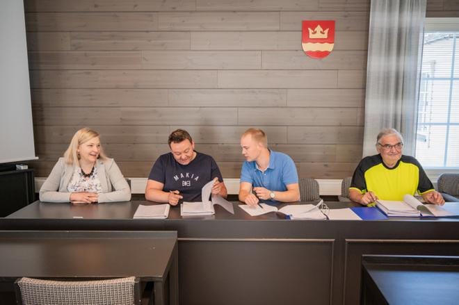 Kunnanjohtaja Johanna Rannanjärvi, varatoimitusjohtaja Hannu-Pekka Hernesniemi, vt. tekninen johtaja Sami Sironen ja teknisen lautakunnan puheenjohtaja Sauli Virtala allekirjoittivat urakkasopimukset. KUVA: AARRE LÖYTÖMÄKI