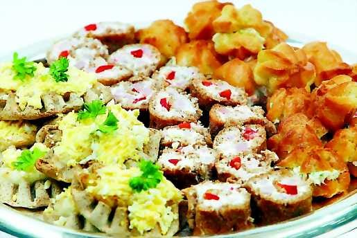 Tunti ja vartti. Näiden valmistamiseen meni reilu tunti. Ota ensin kaikki tarvittavat aineet esille. Laita uuni kuumenemaan ja kananmunat kiehumaan. Tee tuulihattutaikina ja paista. Liota hapankorppusiivut. Tee täytteet. Työnnä esipaistetut piirakat uuniin. Laita täytteet tuulihattuihin, rullaa hapankorput ja voitele lopuksi munavoi piirakoihin.