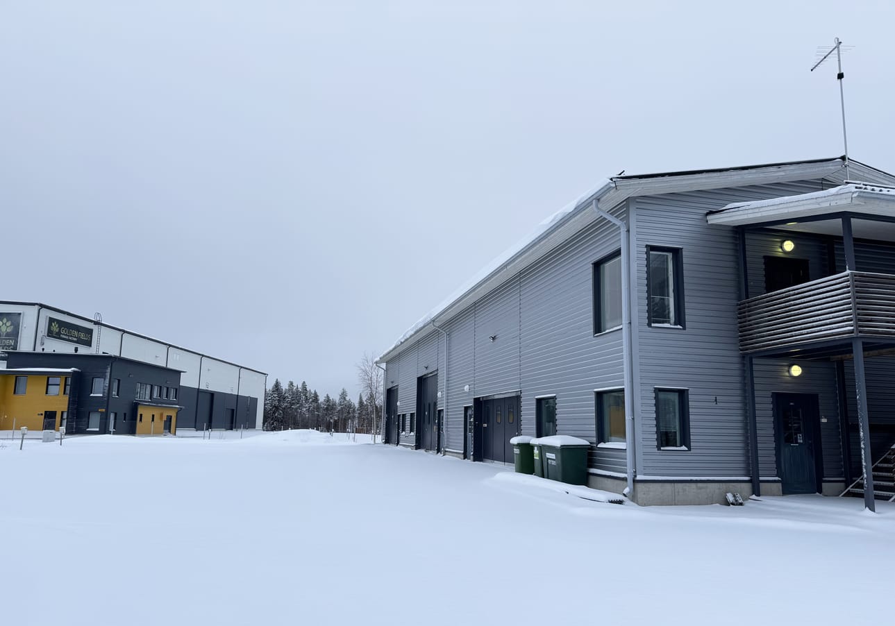Tuohisentteri Oy etsii nettihuutokauppaa markkinointikanavana käyttäen yhtiön Tuohimaan teollisuusalueella omistamalle pienemmälle hallille uutta omistajaa. Vasemmalla kuvassa on yhtiön omistama suurempi halli.