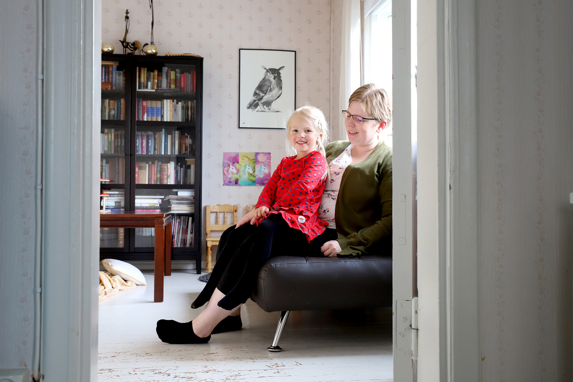 Vauhdikas, touhukas Milja Filppa malttaa hetkeksi istua Tiina-äidin syliin kuvaa varten. 