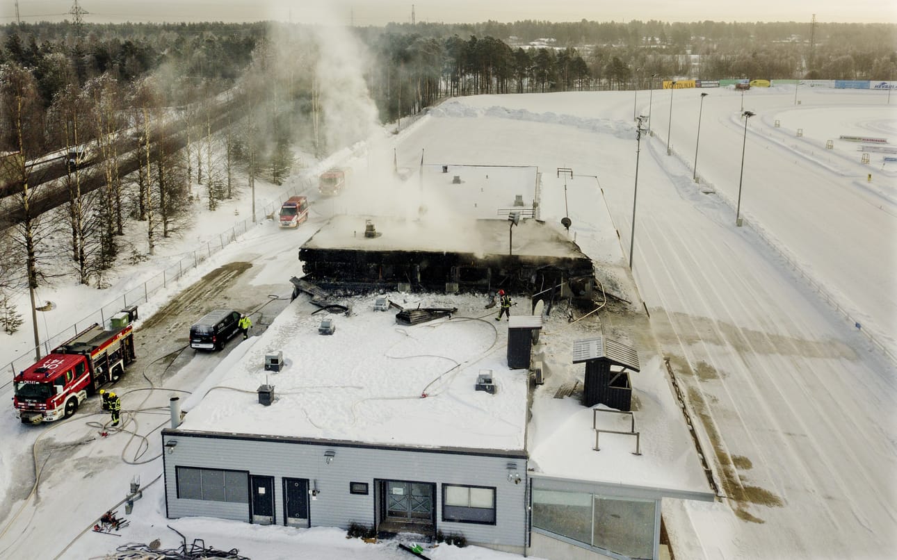 Äimäraution raviradan katsomo- ja toimistarakennus vaurioitui pahoin tulipalossa.