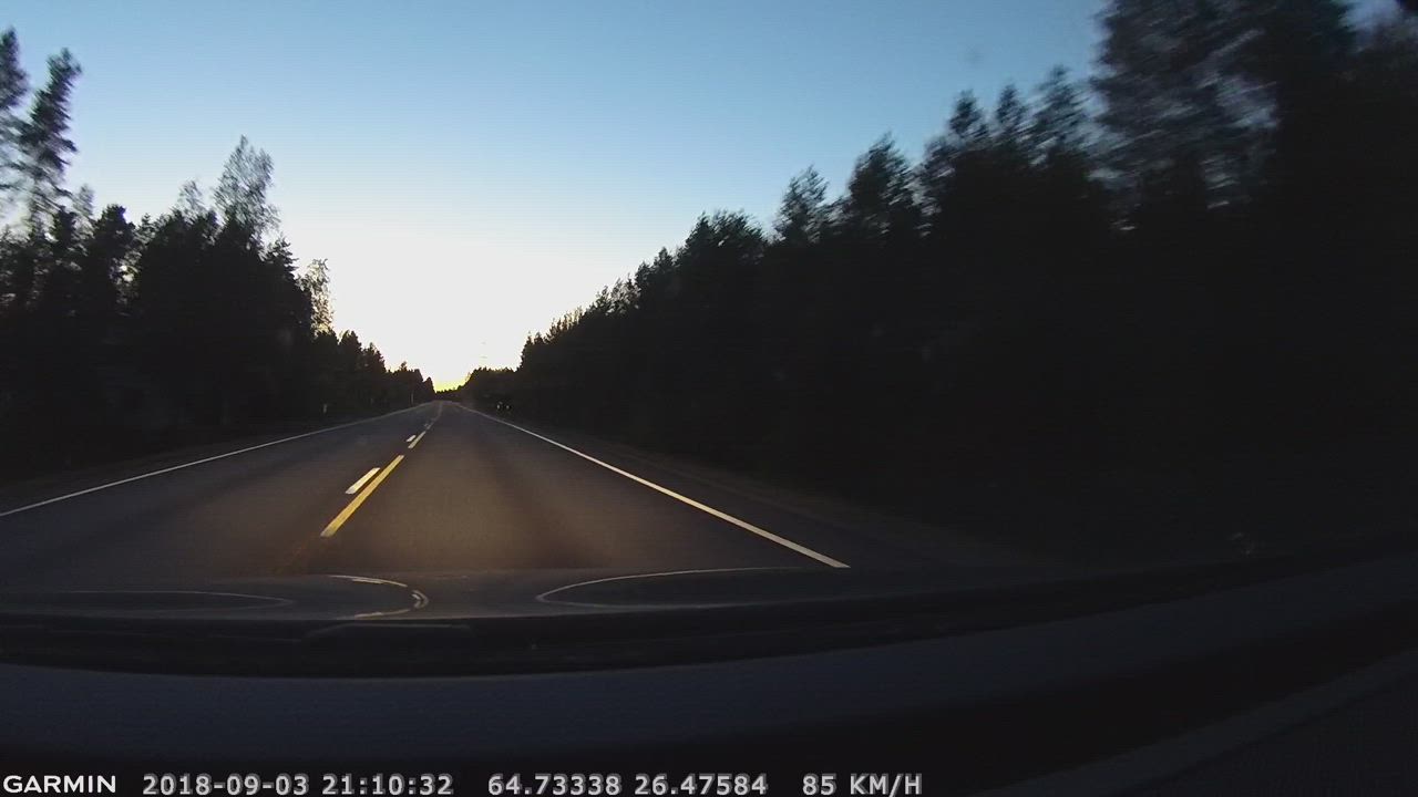 Pyöräilijä valottomalla pyörällä väärällä puolella tietä