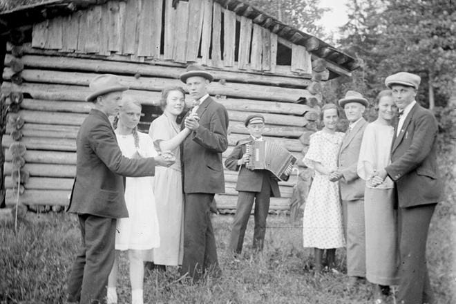 Rangaistava lysti: noin 15 000 suomalaista sai rangaistuksen tanssimisesta tai tanssien järjestämisestä sotien aikana. Kaksi tanssijaa menetti henkensä poliisin tekemissä tanssiratsioissa. KUVA: KIRJASTA KIELLETYT LEIKIT