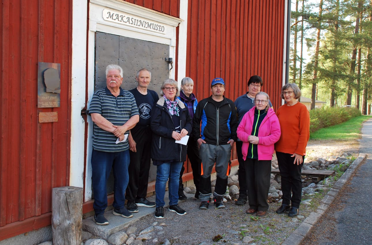 Töysä-viikon aktiivit kerääntyivät yhteiskuvaan Makasiinimuseolla.