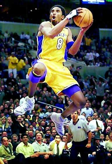 Pallo hallussa. Kobe Bryant on Shaquille O´Nelain lisäksi Los Angeles Lakersin tukipylväs, kun joukkue tavoittelee neljättä peräkkäistä NBA-mestaruuttaan.