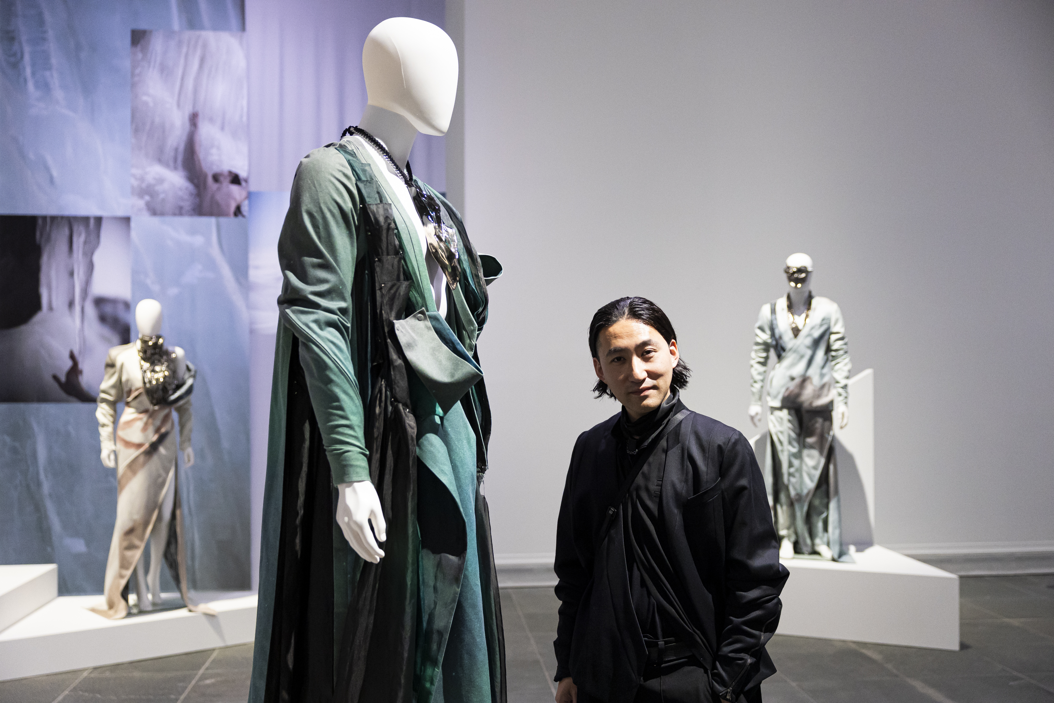 Muodin huippusuunnittelija tuli Ouluun – Nyt japanilaisen maailmantähden töitä on taidemuseossa