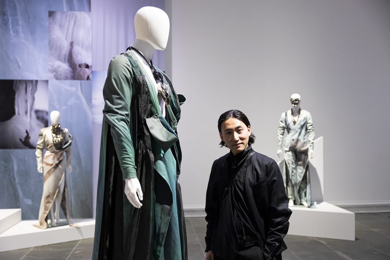 Japanilaiselta muotisuunnittelijalta Yuima Nakazatolta on Oulun taidemuseossa esillä osia kolmesta mallistosta, jotka on aiemmin nähty Pariisin haute couture -muotiviikoilla: Glacier kaudella 2025–2026, Fade 2025 ja Inherit 2023.