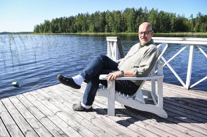 Jaakko Kiander tykkää puuhastella mökillään Puumalassa tavallisia asioita, kuten lämmittää saunaa ja ravustaa tyttären pojan kanssa. Talousasiat pyörivät silti päivittäin mielessä myös mökillä.