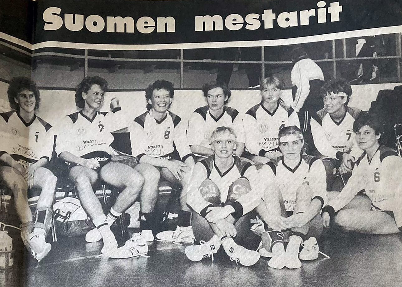 Vasaman ensimmäinen mestaruus on ratkennut. Päävalmentaja Veikko "Veksi" Mäläskä ei kuvaan ehtinyt.