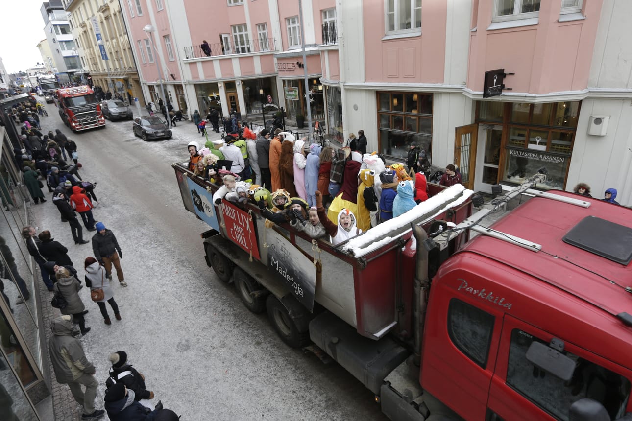 Puoli kahden aikaan startanneet penkkariajelut ovat vetäneet jälleen yleisöä Oulun keskustaan.