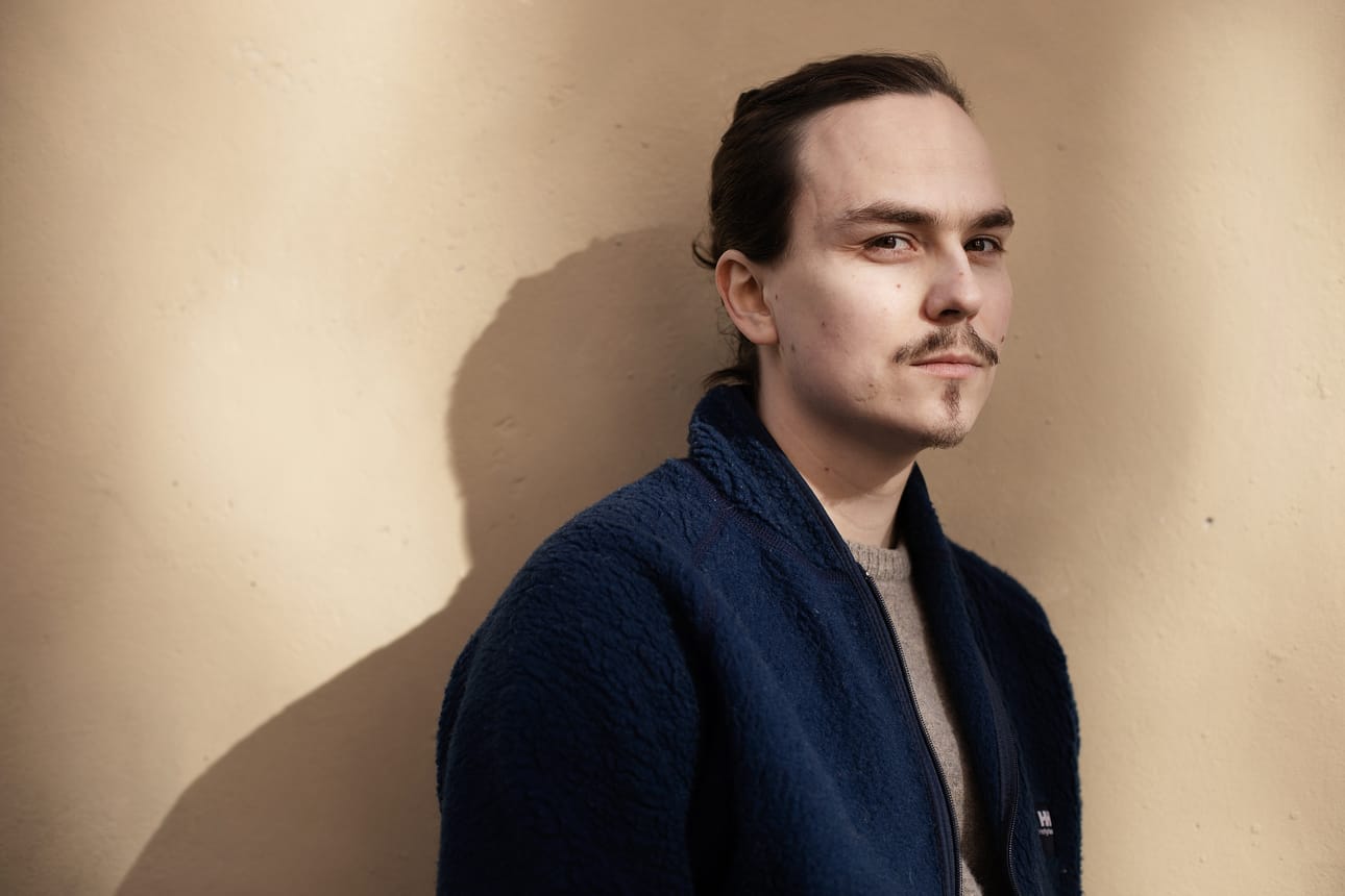 Mattias Timander tallentaa ideoita puhelimeensa jatkuvasti ja herää öisin kirjoittamaan uniaan ylös. – Minulla ei ole varsinaista kirjoitusrutiinia. En osaa kirjoittaa kurinalaisesti tiettyyn aikaan päivästä. Ideat syntyvät, kun elän tavallista elämää, hän kertoo.