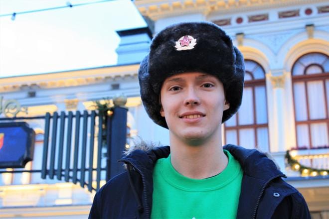 Suomalaiset ovat sitkeitä penäämään, kannattaako Kirill Sultanshin Putinia. Venäjältä Tampereelle muuttanut Sultanshin voi vain vastata, ettei ole lainkaan kiinnostunut politiikasta. Sirpin ja vasaran kuvalla varustetun karvalakin hän on hankkinut ainoastaan rekvisiitaksi.