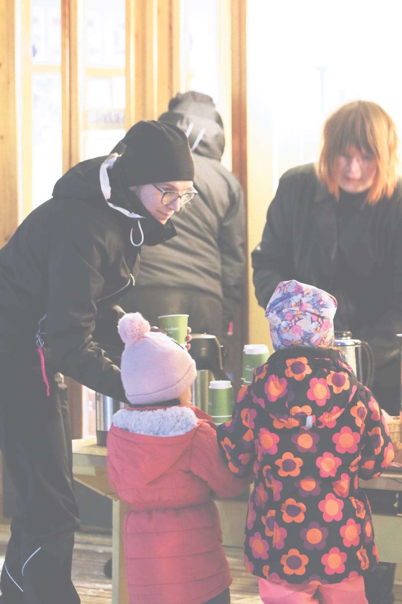Sara Kämäräinen tuli glögille lastensa Silvan ja Olgan kanssa. Tarjoilemassa Meiju Kaakinen.