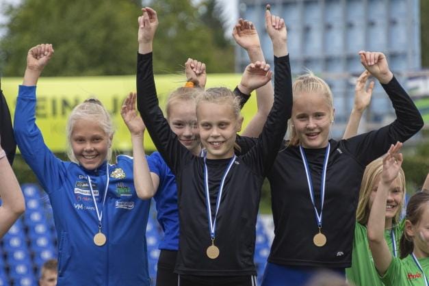 T13 4x600 metrin viestissä Sara Vuorela, Liinu Järvinen, Katariina Leppäaho, Ilona Takala ottivat mestaruuden.
