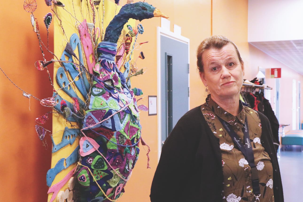 Kaija Sipilän juuria löytyy myös Hailuodosta. Helsingissäkin työskennellyt Sipilä sanoo olevansa nyt oikeassa saaressa.