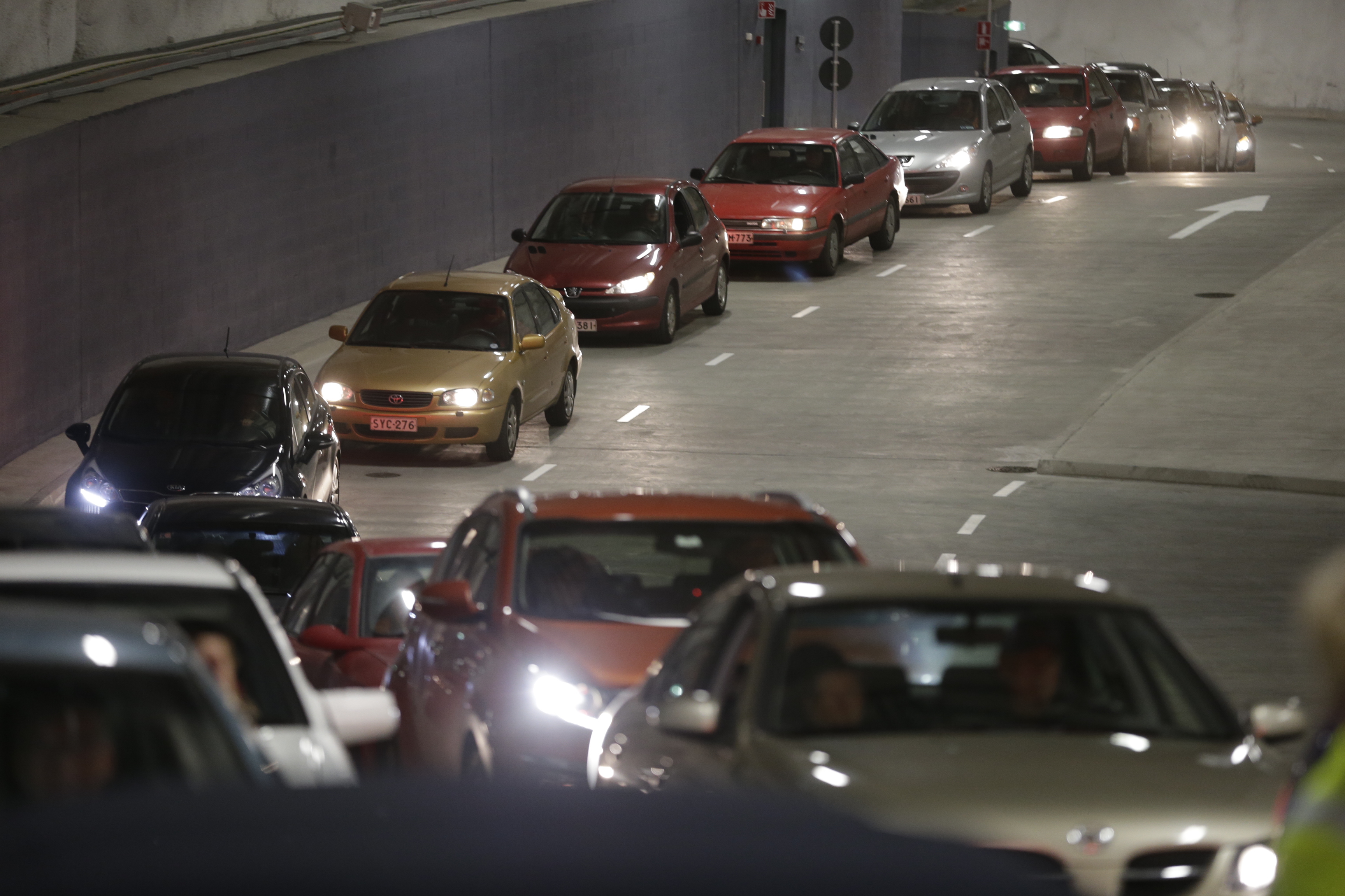 Autojen letka vie Kivisydämeen.