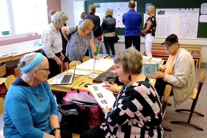 Muun muassa Aila Yli-Hakola ja Sirkka Kumpula viipyivät Härmä-Seuran sukututkijoiden kamarissa viime vuoden Häjyylyissä. ARKISTOKUVA: ANU NAHKALA