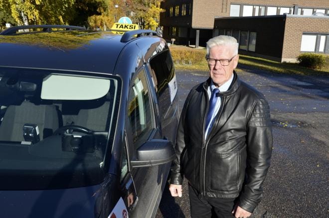 Alajärveläinen taksiautoilija Jorma Saarela päätti pelastaa asiakkaan pulasta ja hankkia kylmään taloon lämmitysöljyä. Teko on saanut alkuviikosta suurta valtakunnallista huomiota. KUVA: SARI HEINILÄ