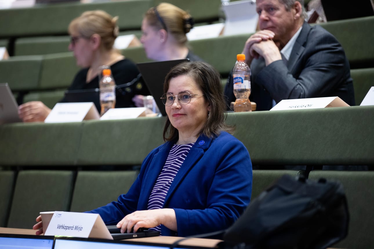 Aluehallituksen puheenjohtaja Mirja Vehkaperä perustelee, miksi vuosikymmeniä kehitetty järjestelmä ja strategisesti merkittävä yhtiö pannaan myyntiin.