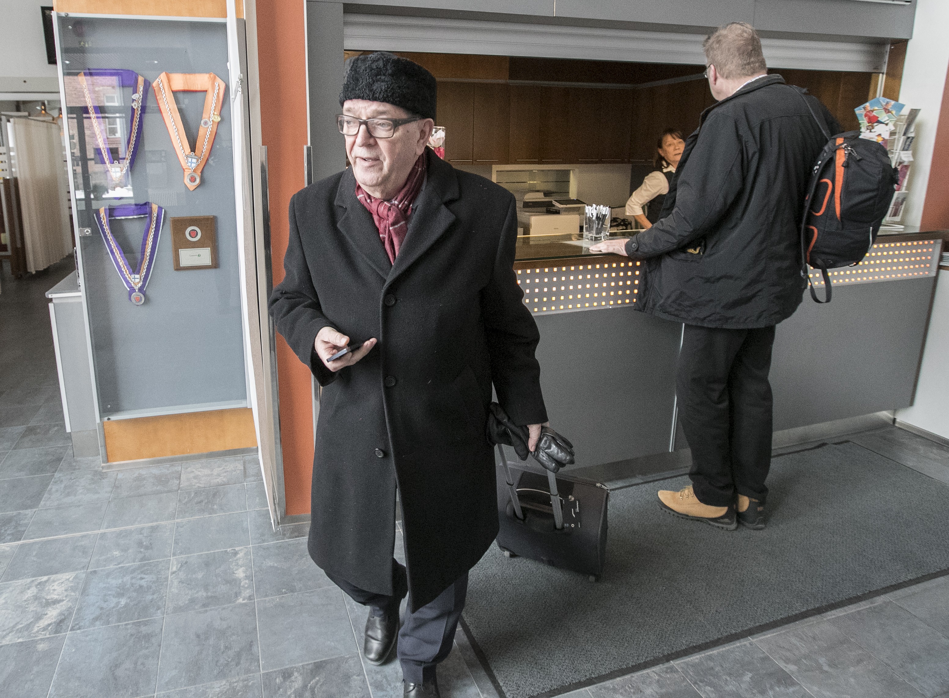Paavo Väyrynen pitää erottamistaan laittomana. Kaleva tavoitti Väyrysen lauantaina Oulun Lasaretista, missä hän piti omien tukijoidensa kanssa kokouksen.
