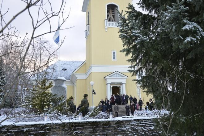 Jurvassa itsenäisyyspäivän viettäminen aloitettiin aamulla juhlajumalanpalveluksella. KUVAT: JAANA ALA-LAHTI