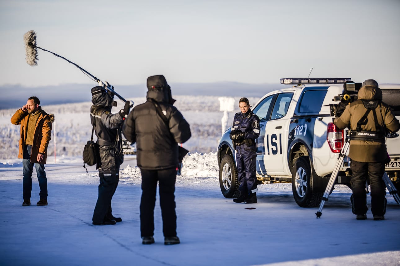 Ivalo-sarjaa on kuvattu muun muassa Saariselällä. Kuvassa näyttelijät Maximiliam Brückner (roolihahmo Thomas Lorenz) ja Iina Kuustonen (Nina Kautsalo).