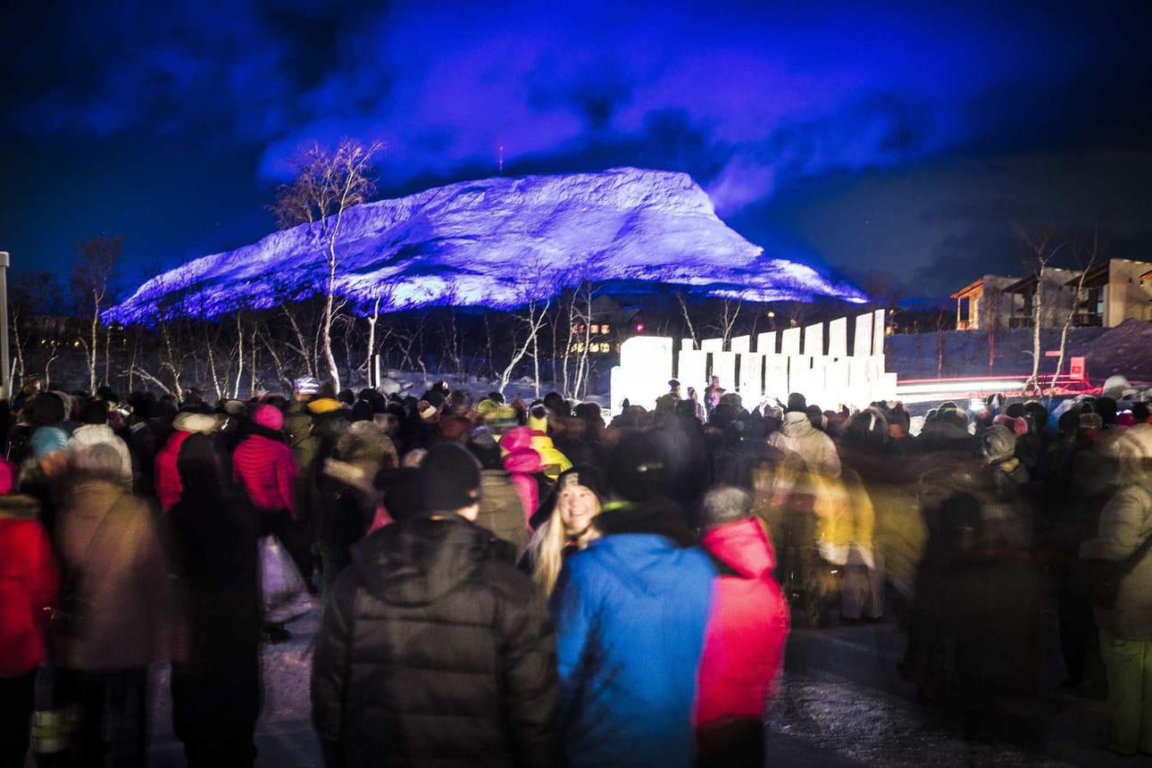 Kilpisjärvelle on saapunut kymmeniä bussilasteja valoturisteja.