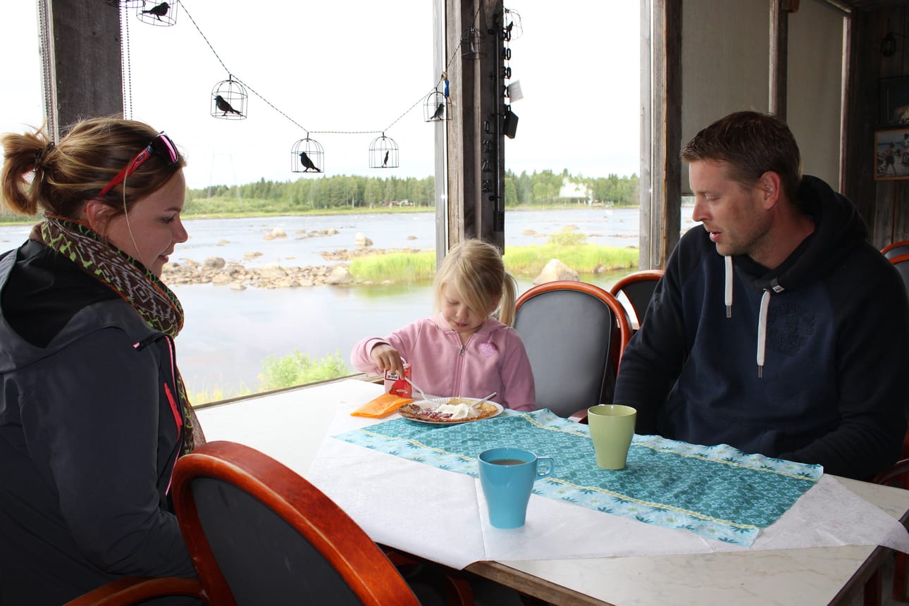 Päivä alkoi lettukahveilla Kukkolankoskella.