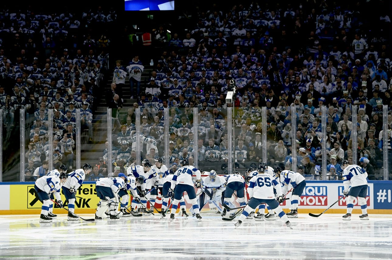 Tampereen areena on värjäytynyt sinivalkoiseksi.