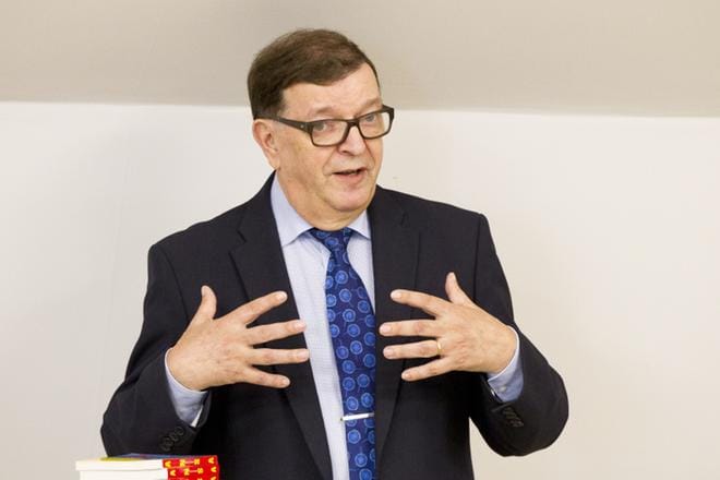Keskustan kunniapuheenjohtaja Paavo Väyrynen takertuu yhä vanhaan puolueeseensa, vaikka vei uuden kansalaispuolueensa puoluerekisteriin jo yli vuosi sitten. KUVA: Pentti Vuosaari/arkisto