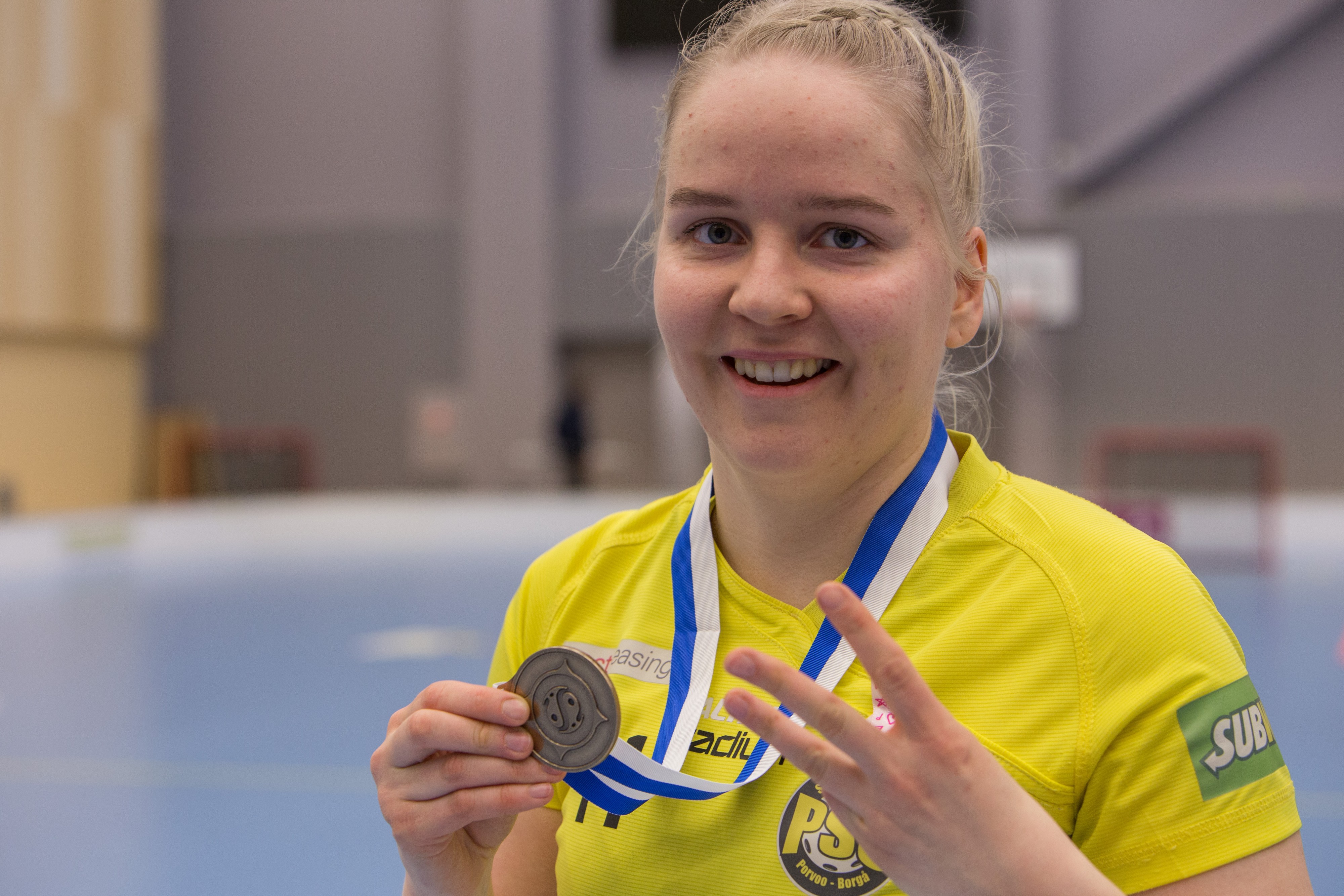 PSS:n Viivi Laitinen on juhlinut SM-pronssia Oulussa kolme kertaa: Oulun Luistinseuran, Happeen ja nyt PSS:n paidassa. PSS:ssä pelaa myös ex-oululainen Marianne Kinnunen, mutta tämän pelin jäi kesken jalkavamman takia.