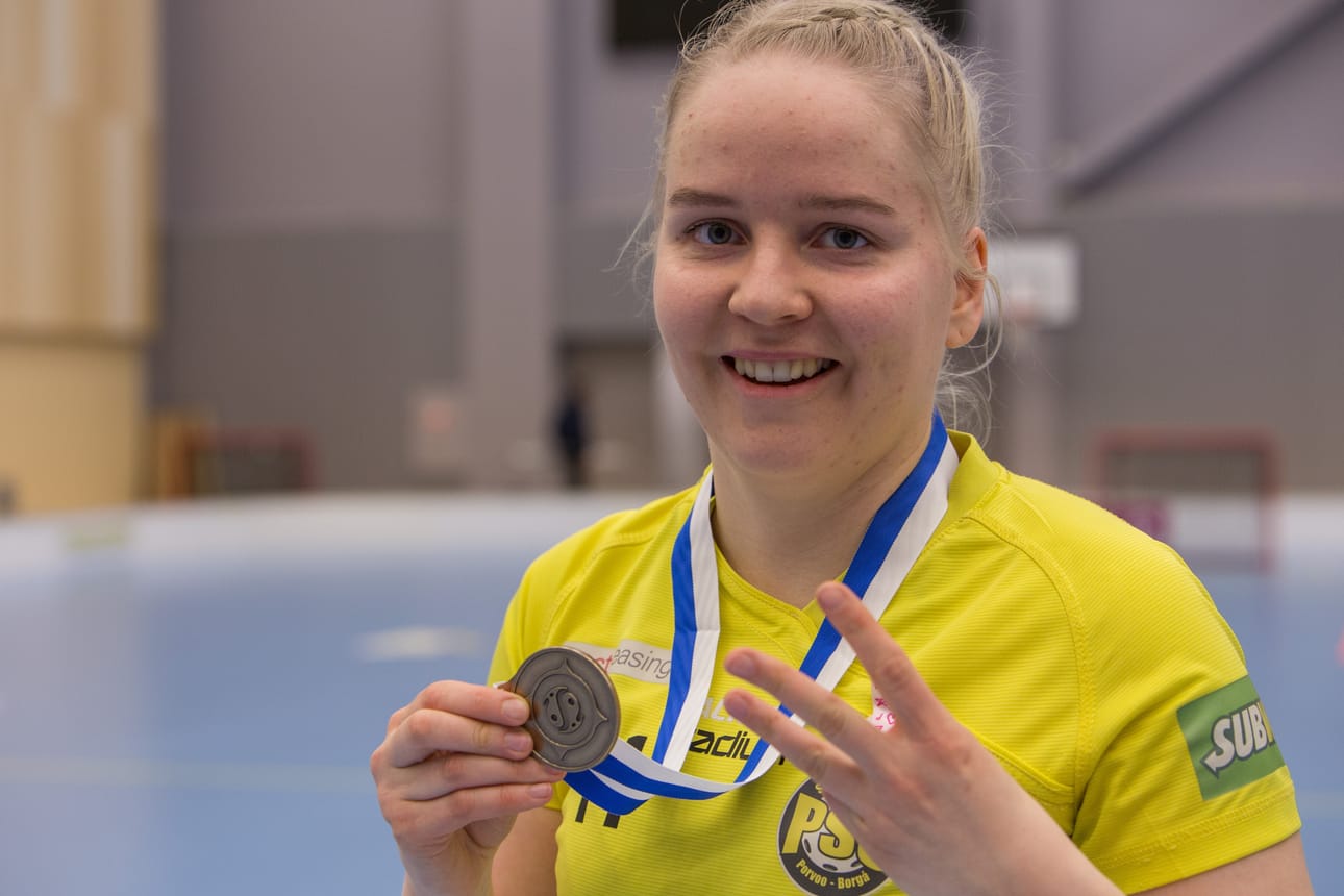 PSS:n Viivi Laitinen on juhlinut SM-pronssia Oulussa kolme kertaa: Oulun Luistinseuran, Happeen ja nyt PSS:n paidassa. PSS:ssä pelaa myös ex-oululainen Marianne Kinnunen, mutta tämän pelin jäi kesken jalkavamman takia.