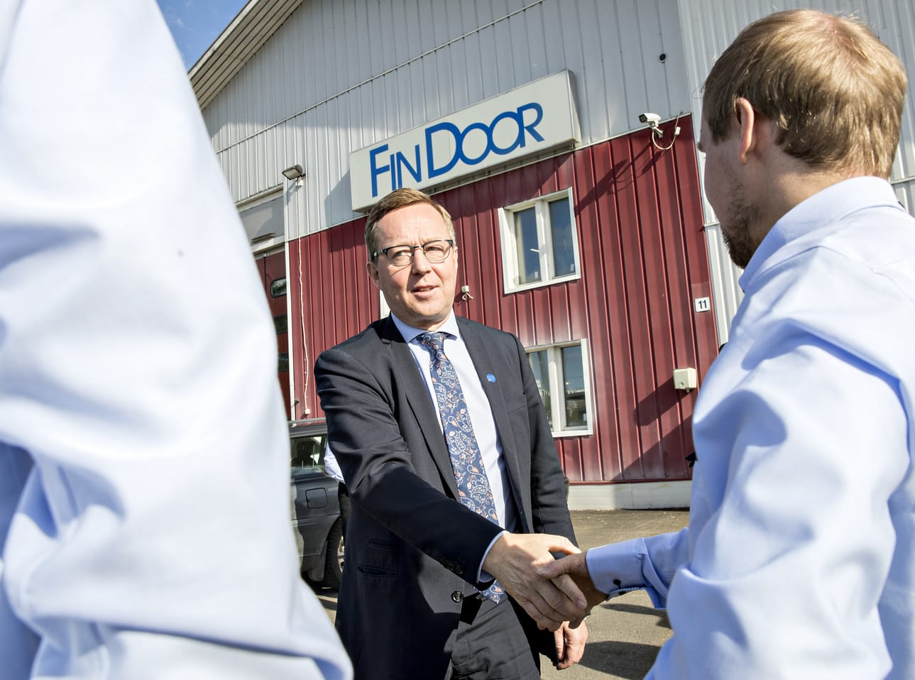Mika Lintilä (kesk.) vieraili Iissä Findoor Oy:ssä vuonna 2017 ollessaan Sipilän hallituksen elinkeinoministeri. Nyt hän istuu samassa pestissä Marinin hallituksessa. Pohjoinen odottaa hänen kommenttejaan rakennerahaston rahojen jakamiseen. Lintilä on luvannut kommentoida aikaisintaan ensi tiistaina.