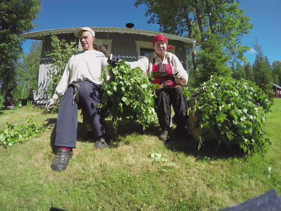 Vaimo lattoo ja Heikki sittoo – Pelttareilta sujuu saunavihtojen teko