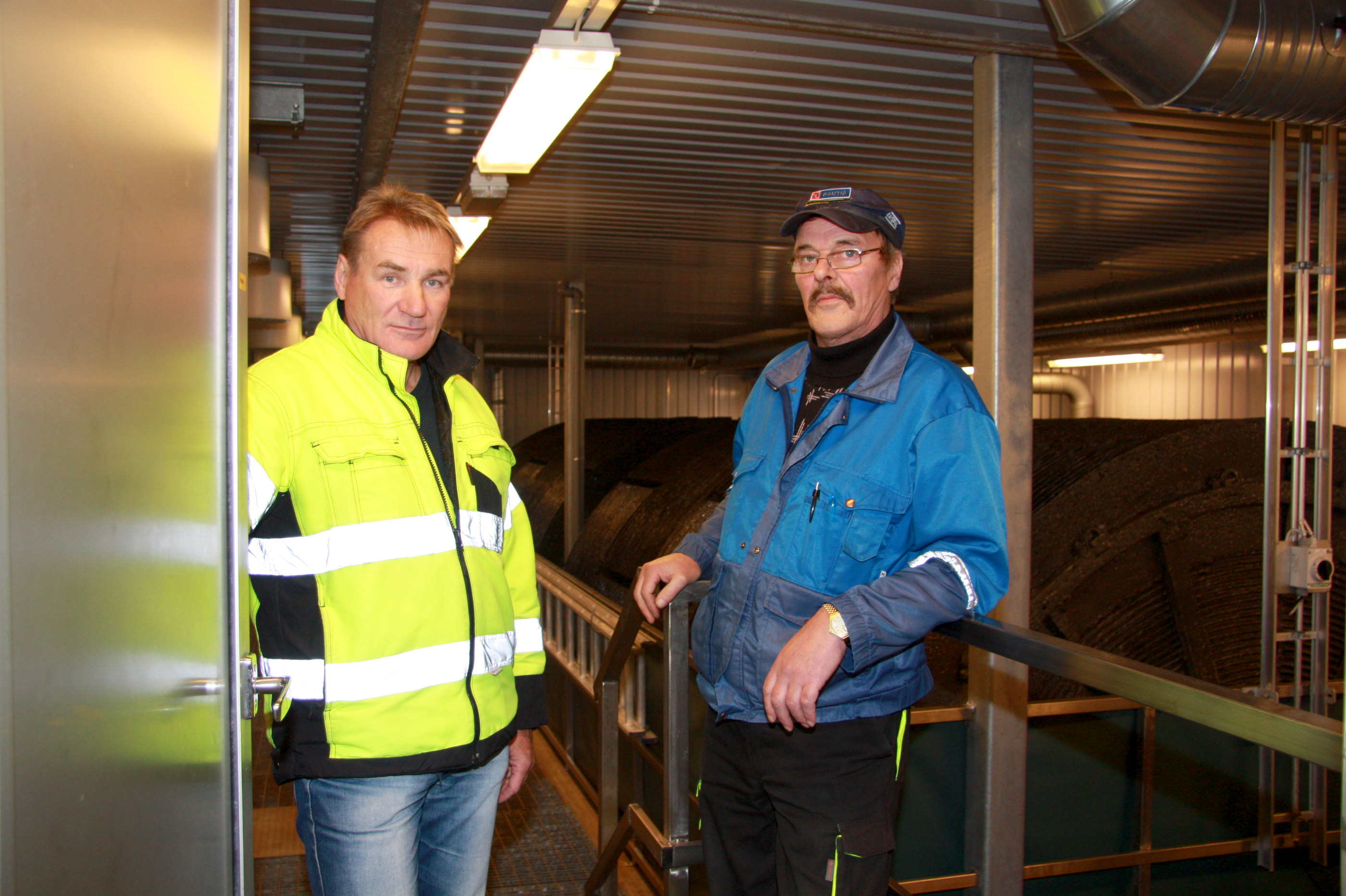 Maarakennusmestari Kari Siikaluoma (vas.) ja jätevedenpuhdistamon hoitaja Veli Nylund pitävät huolen siitä, että Taivalkosken laadukkaat pohjavedet eivät likaannu.