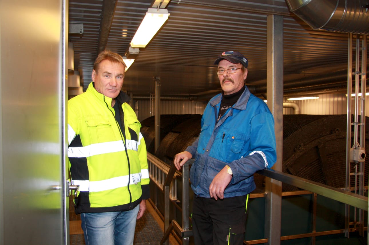 Maarakennusmestari Kari Siikaluoma (vas.) ja jätevedenpuhdistamon hoitaja Veli Nylund pitävät huolen siitä, että Taivalkosken laadukkaat pohjavedet eivät likaannu.