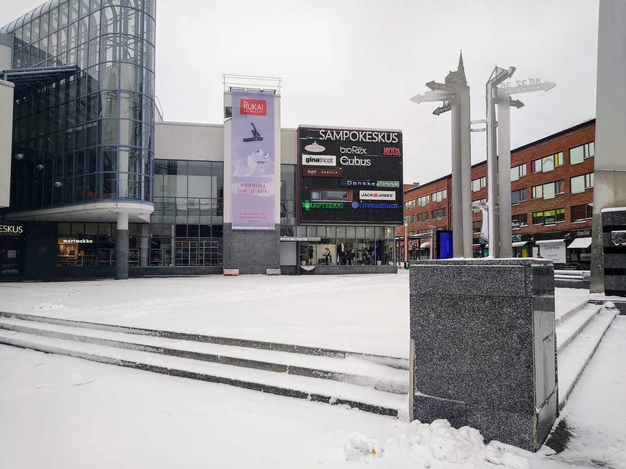 Syksyn ensimmäinen lumipeite satoi Rovaniemen Lordinaukiolle sunnuntain vastaisena yönä.