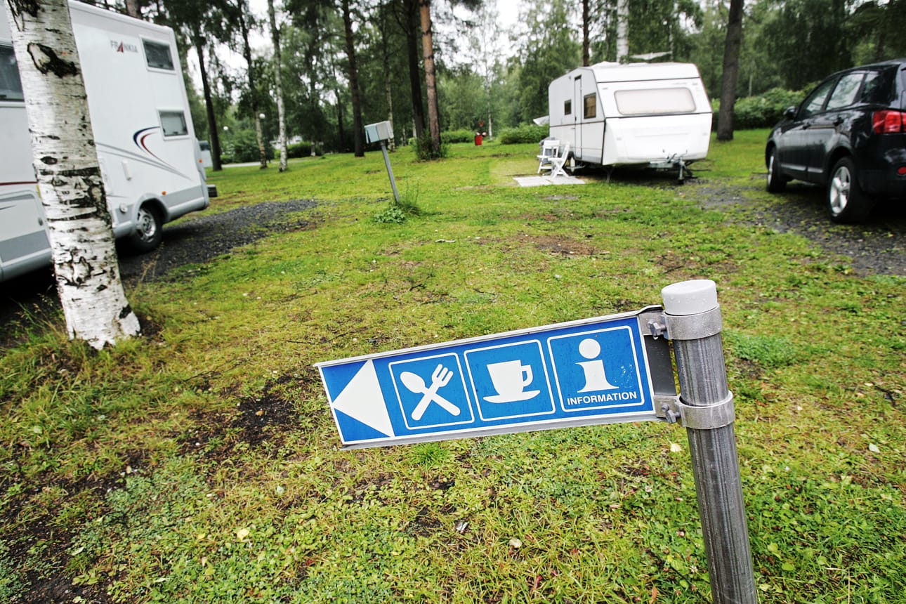 Suomalaiset viettävät kesälomaansa mielellään kotona ja kotimaassa matkaillen.